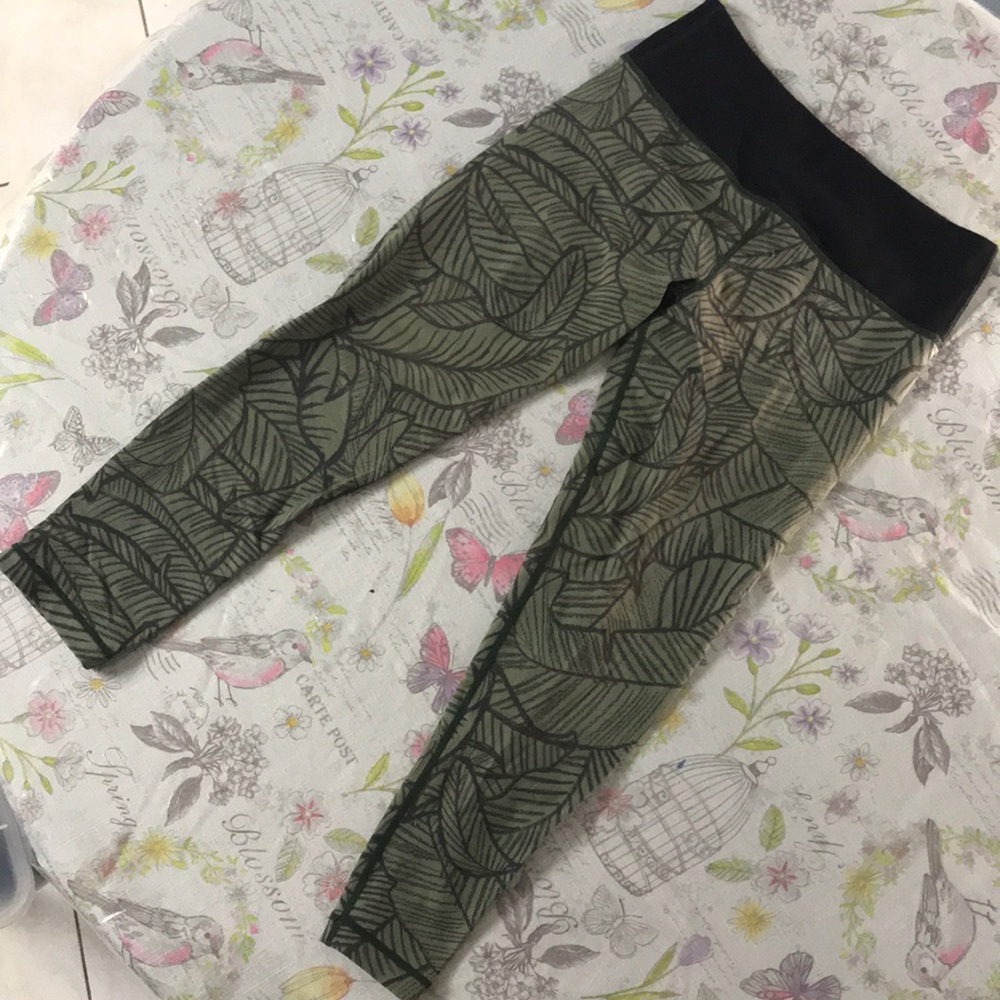 Small Vuori Camo Green Leaf Legging Capris